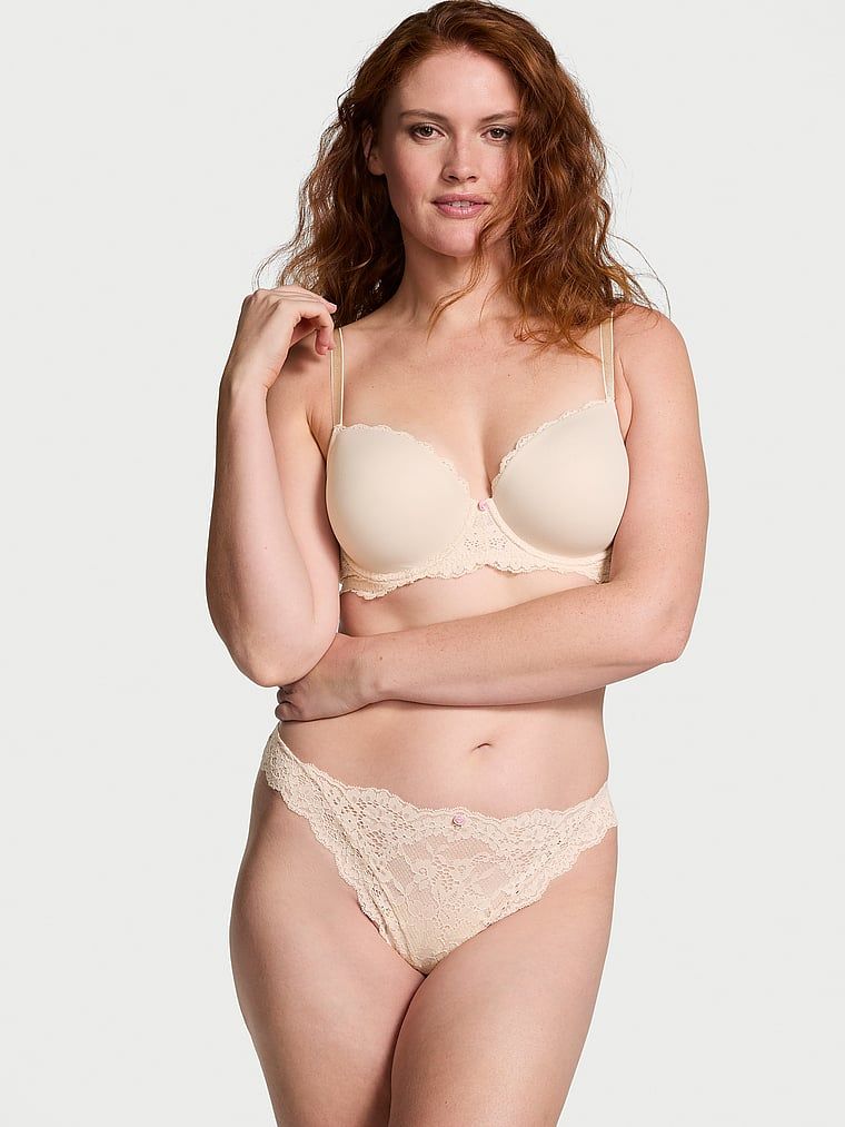 Tanga din dantelă din dantelă. Produsul este bej și provine din colecția Dream Angels.