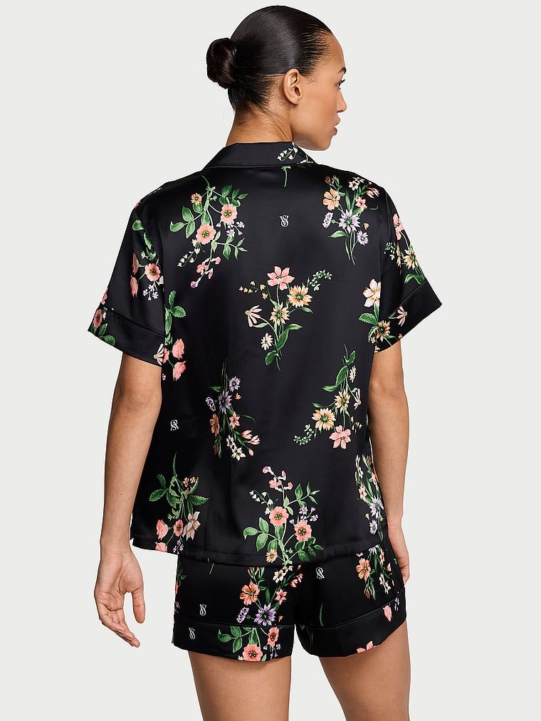 Pijamale de satin cu pantaloni scurți semnătură. Produsul are un model floral și provine din colecția Victoria's Secret.