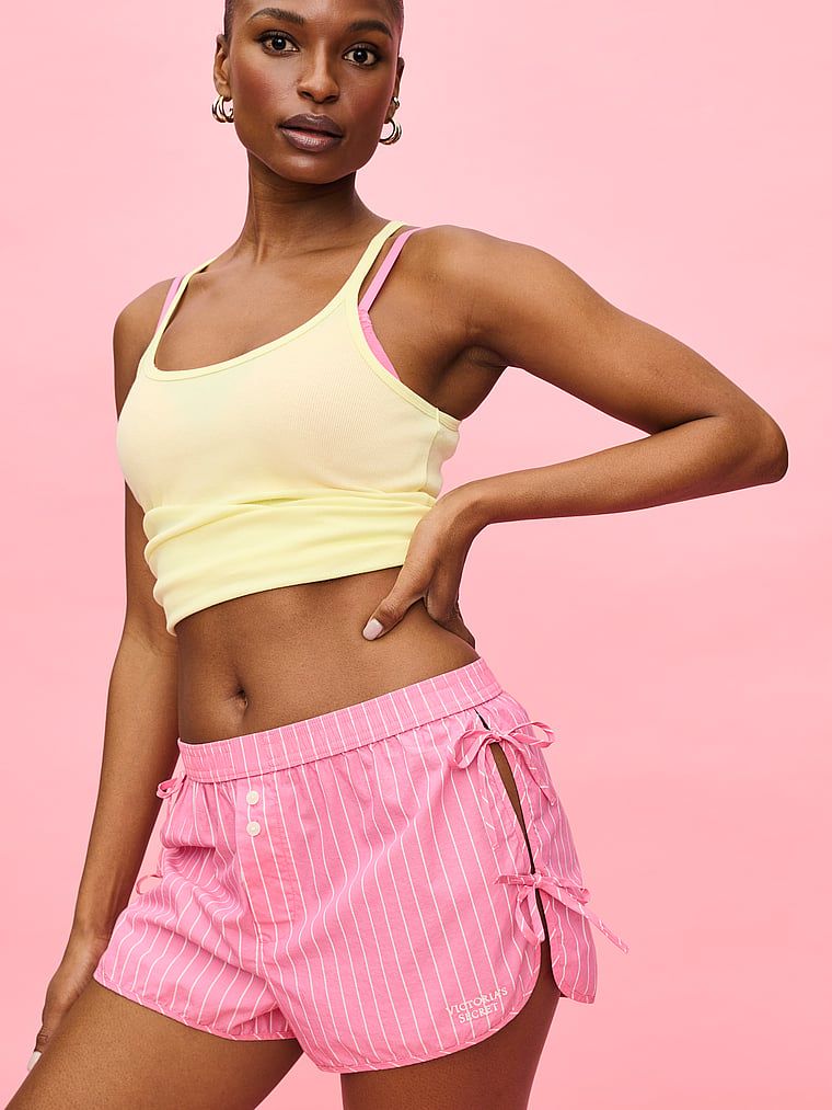 Pantaloni scurți de pijama Heritage din bumbac Mix & Match. Produsul este modelat și provine din colecția Victoria's Secret.