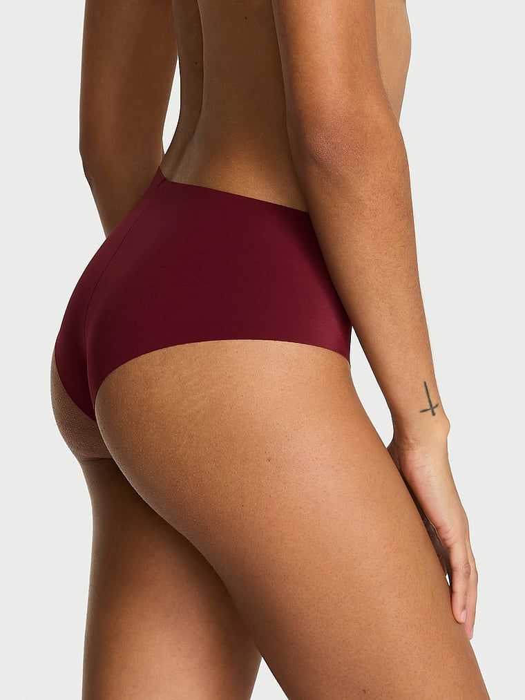 Chiloți fără cusături No-Show Cheeky. Produsul este de culoare roșie și provine din colecția No-Show.