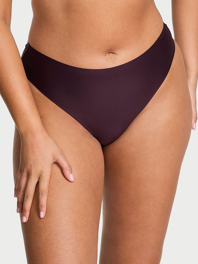 Tanga din microfibră flexibilă. Produsul este de culoare violet și provine din colecția Body by Victoria.