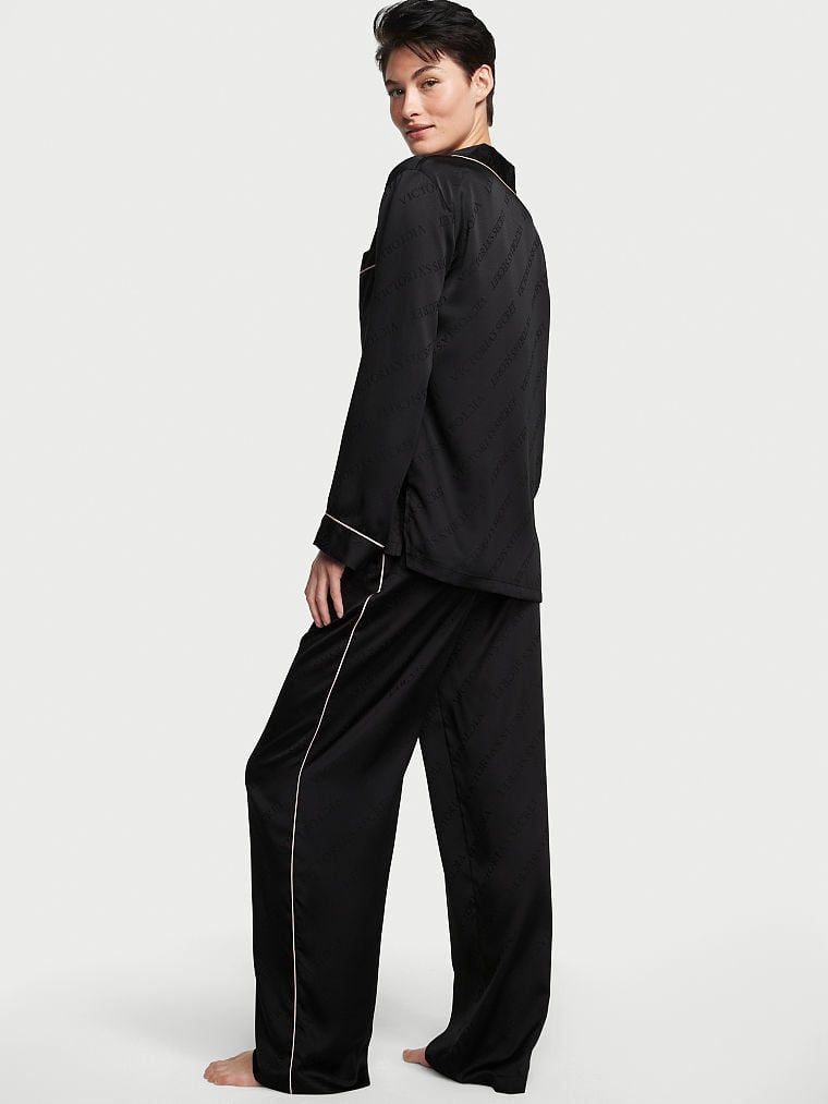 Pijamale din satin cu mâneci lungi. Produsul este negru și provine din colecția Victoria's Secret.