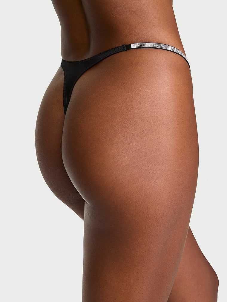 Scenariul stringurilor strălucesc. Produsul este negru și provine din colecția Very Sexy.