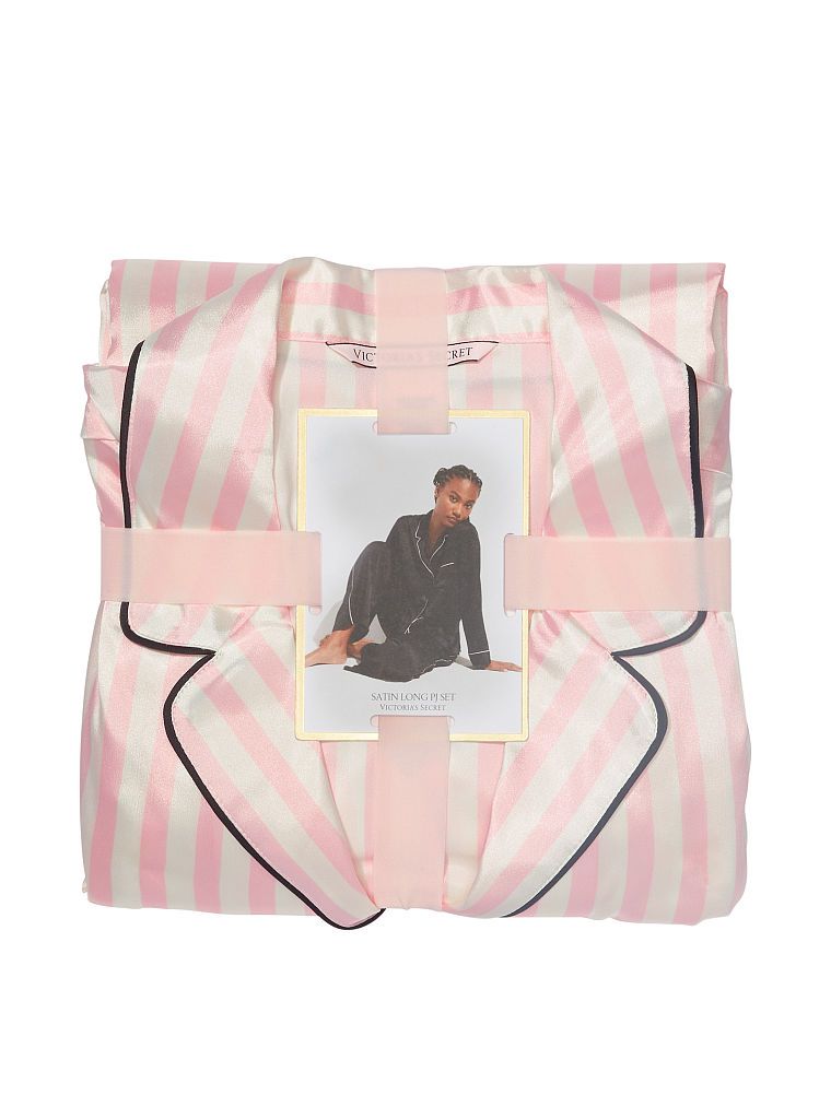 Pijamale din satin cu mâneci lungi. Produsul are un model în dungi și provine din colecția Victoria's Secret.