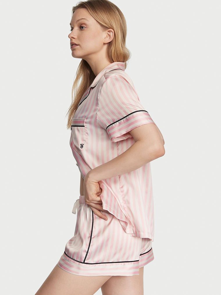 Pijamale din satin cu mâneci scurte. Produsul are un model în dungi și provine din colecția Victoria's Secret.