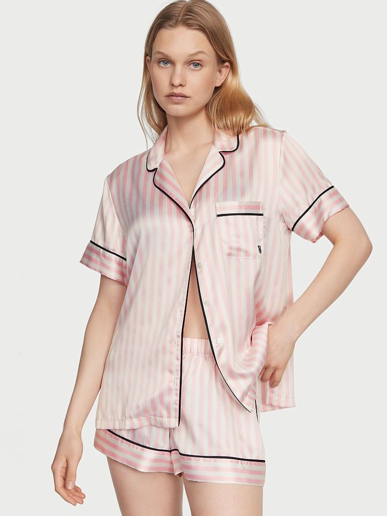 Pijamale din satin cu mâneci scurte. Produsul are un model în dungi și provine din colecția Victoria's Secret.