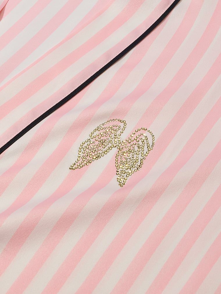 Halatul de baie scurt din satin, semnătură. Produsul are un model în dungi și provine din colecția Victoria's Secret.
