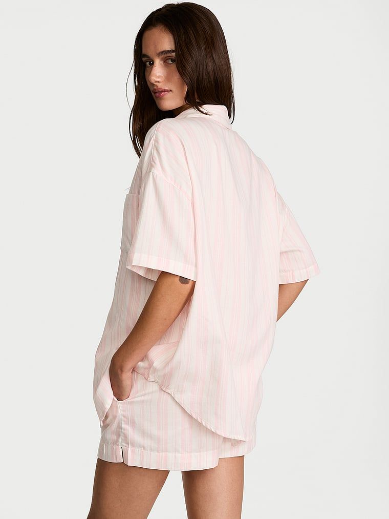 Vumbac și pijamale modale - bluză și pantaloni scurți. Produsul este modelat și provine din colecția Victoria's Secret.