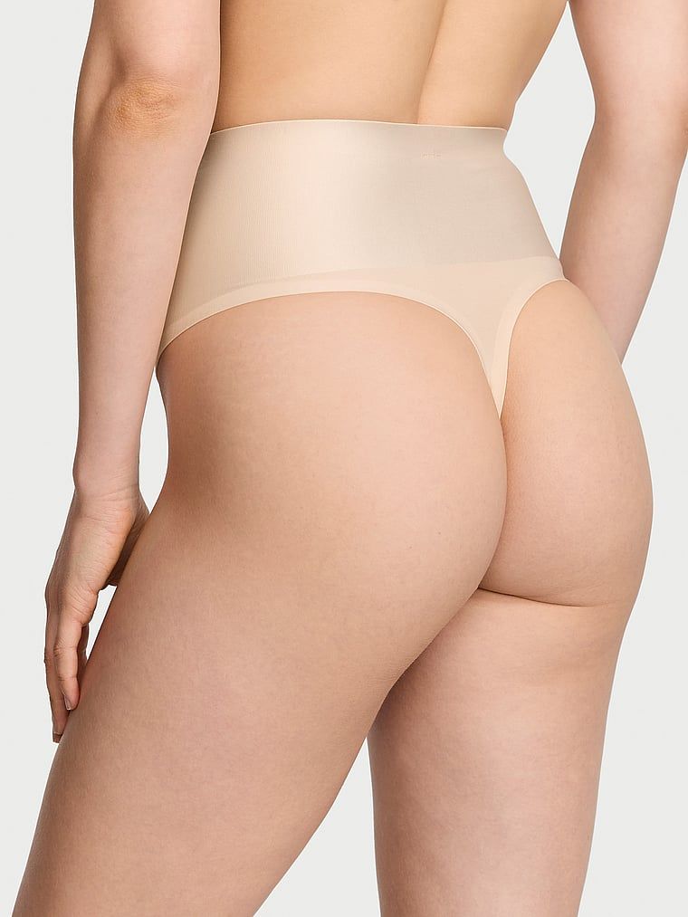 Tanga modelatoare cu talie înaltă Smoothing Shimmer. Produsul este bej și provine din colecția Body by Victoria.