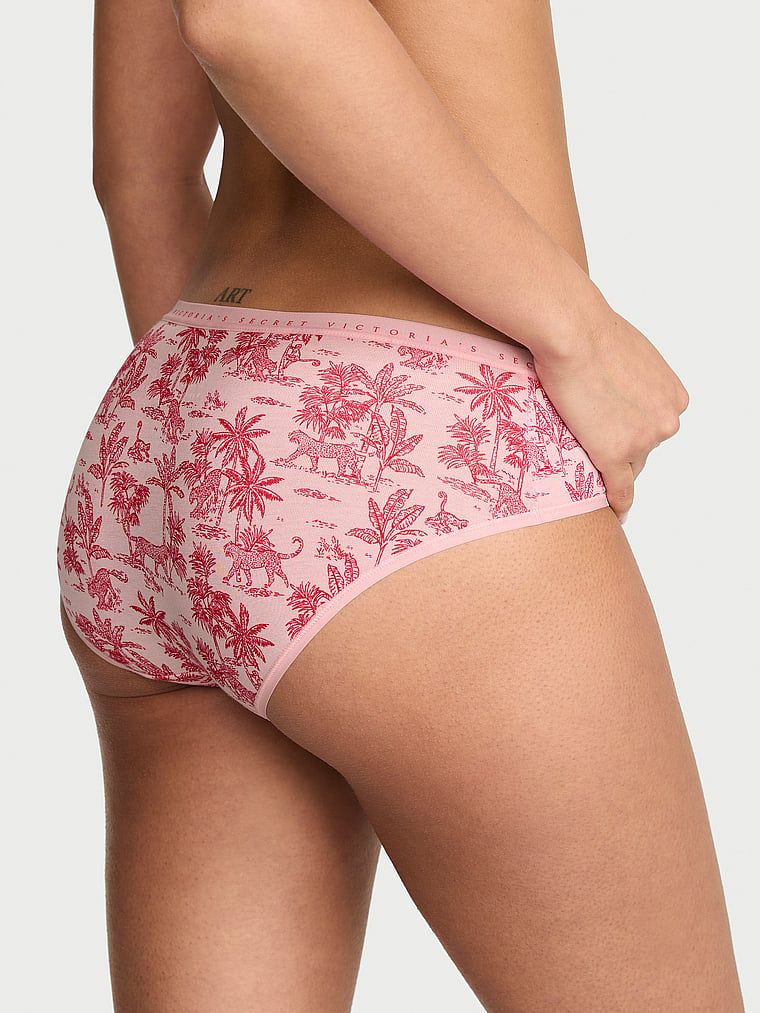 Chiloți din bumbac cu hiphugger. Produsul este modelat și provine din colecția Victoria's Secret.