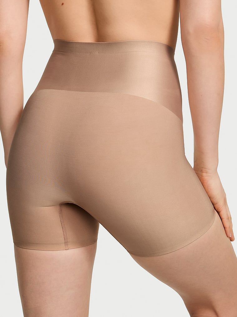 Pantaloni scurți modelați cu talie înaltă Smoothing Shimmer. Produsul este bej și provine din colecția Body by Victoria.