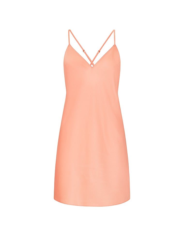 Cămașă de noapte din satin cu bretele subțiri care dezvăluie spatele Open-Back Slip. Produsul este modelat și provine din colecția Victoria's Secret.