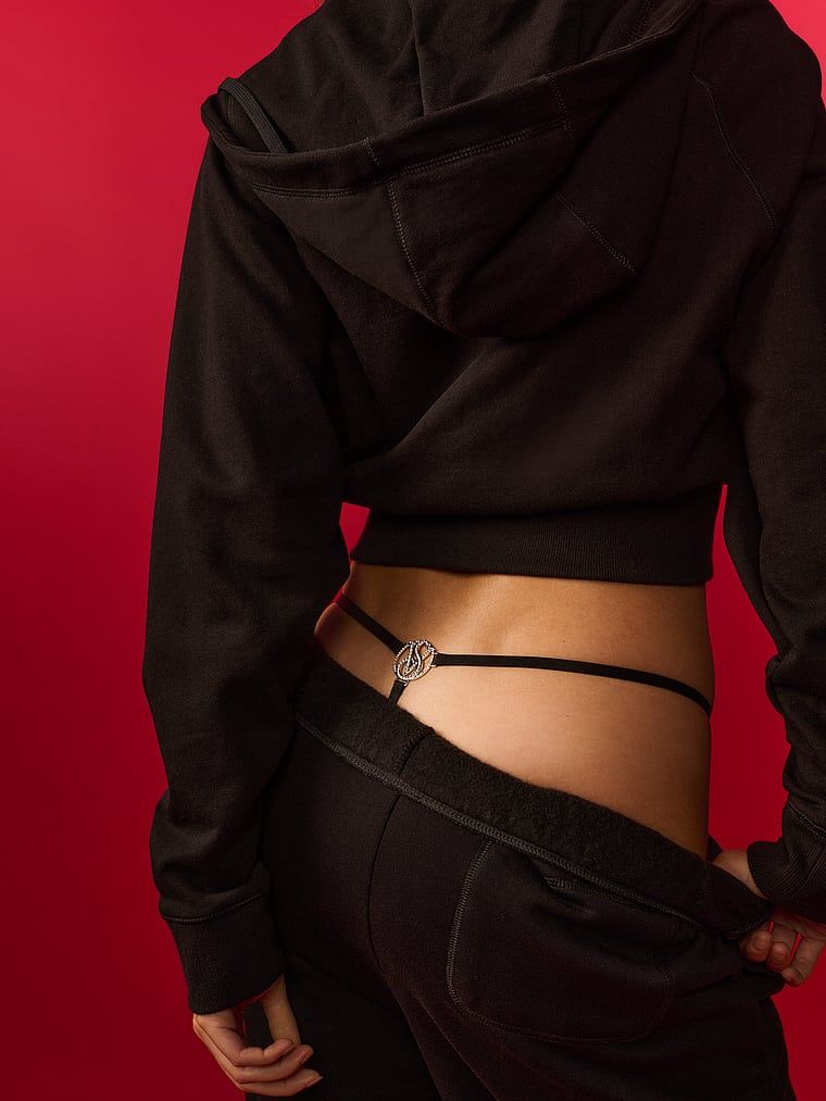 Tanga cu un monogram lucios pe spate. Produsul este negru și provine din colecția Very Sexy.