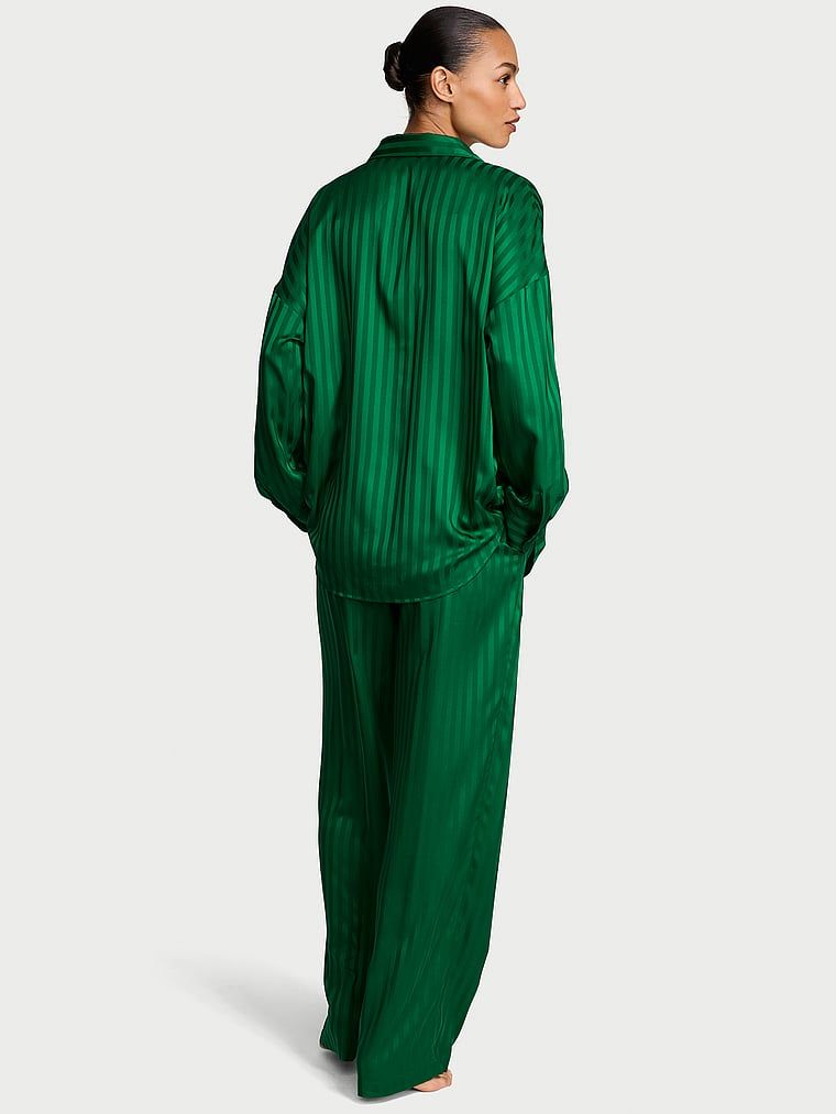 Pijamale de satin supradimensionate cu mâneci lungi, semnătură. Produsul este de culoare verde și provine din colecția Victoria's Secret.