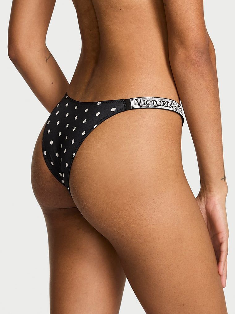 Chiloți brazilieni cu dungi braziliene Shine Trap. Produsul este modelat și provine din colecția Very Sexy.