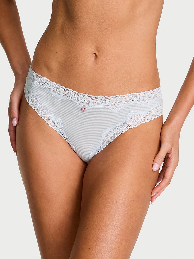 Chiloți de bumbac cu dungi cu dantelă pe marginile bikiniului. Produsul este de culoare albastră și provine din colecția Lace Trim.