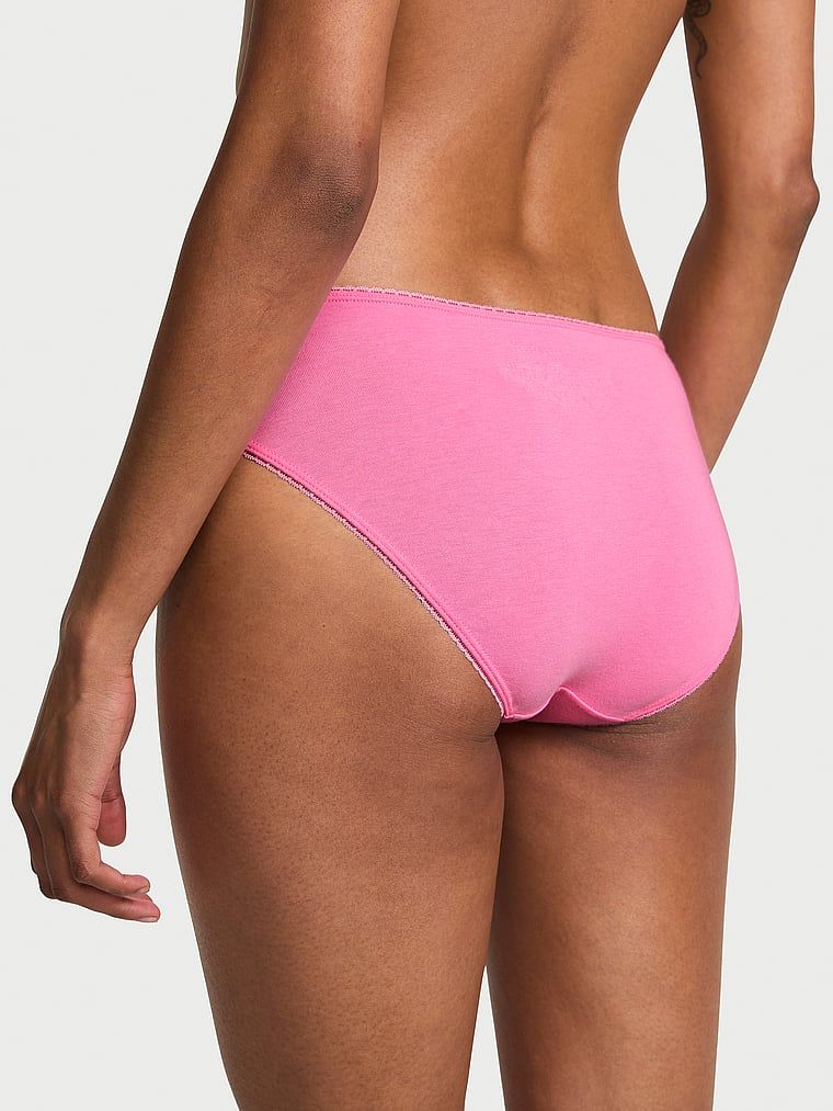 Chiloți din bumbac cu dantelă de bikini. Produsul este roz și provine din colecția Victoria's Secret.