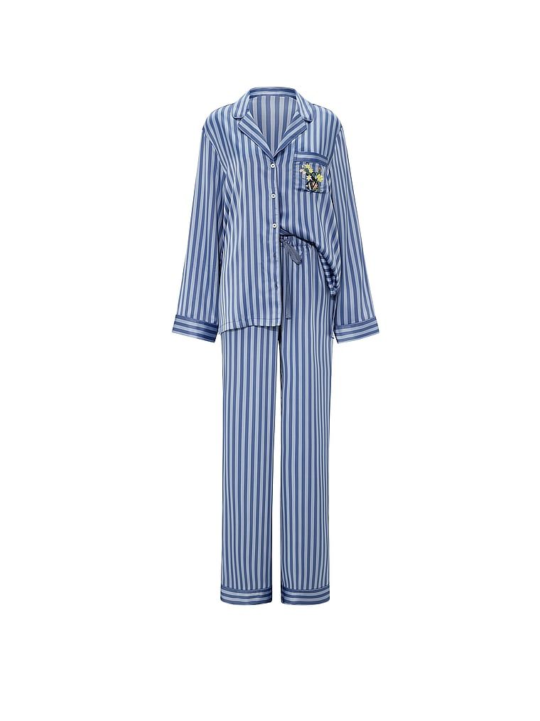 Pijamale din satin semnătură cu mâneci lungi. Produsul este modelat și provine din colecția Victoria's Secret.