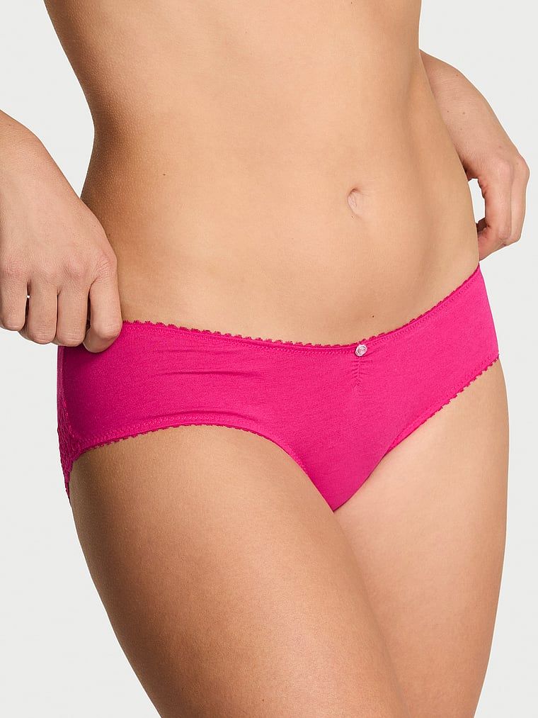 Chiloți din bumbac cu plasă în spate, Heart Lace Hiphugger. Produsul este roz și provine din colecția Victoria's Secret.