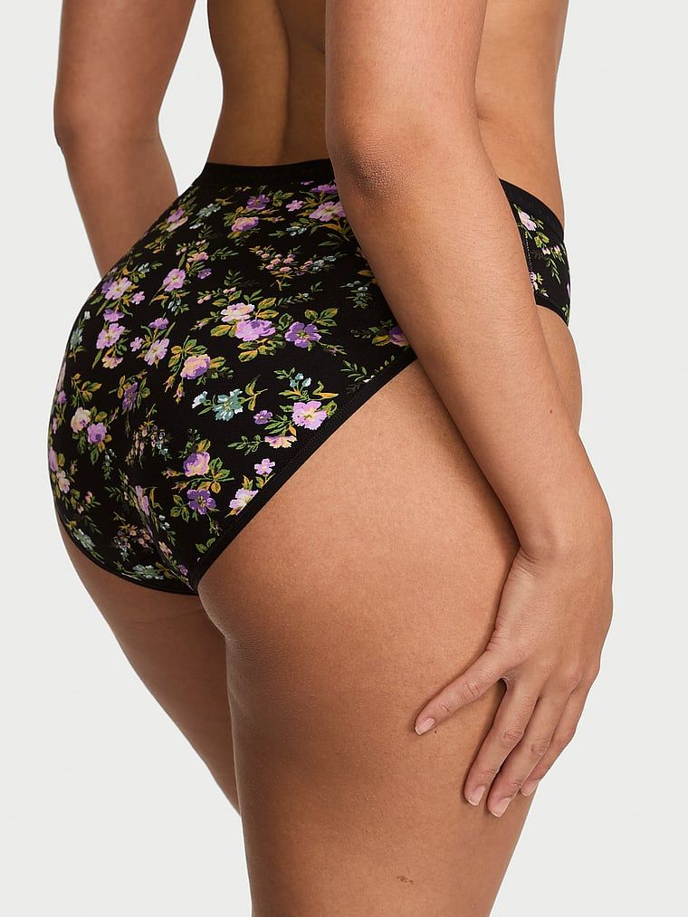Chiloți din bumbac cu picioare înalte, pantaloni scurti cu picior înalt. Produsul are o culoare florală și provine din colecția Victoria's Secret.