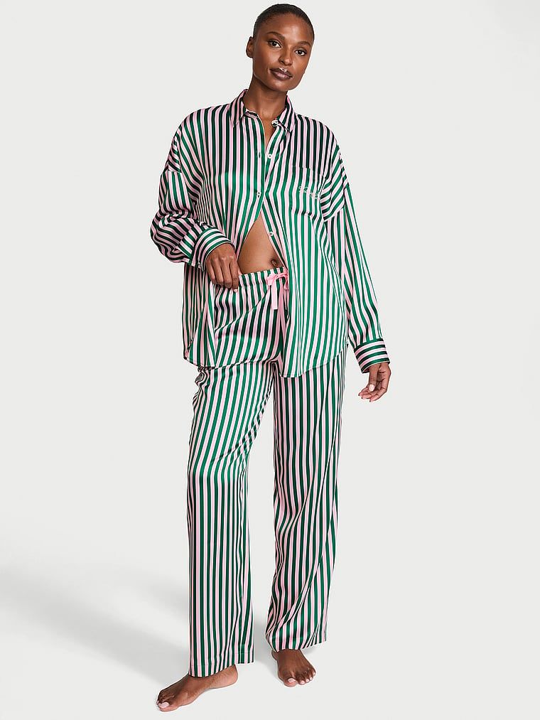 Pijamale de satin supradimensionate cu mâneci lungi, semnătură. Produsul este modelat și provine din colecția Victoria's Secret.