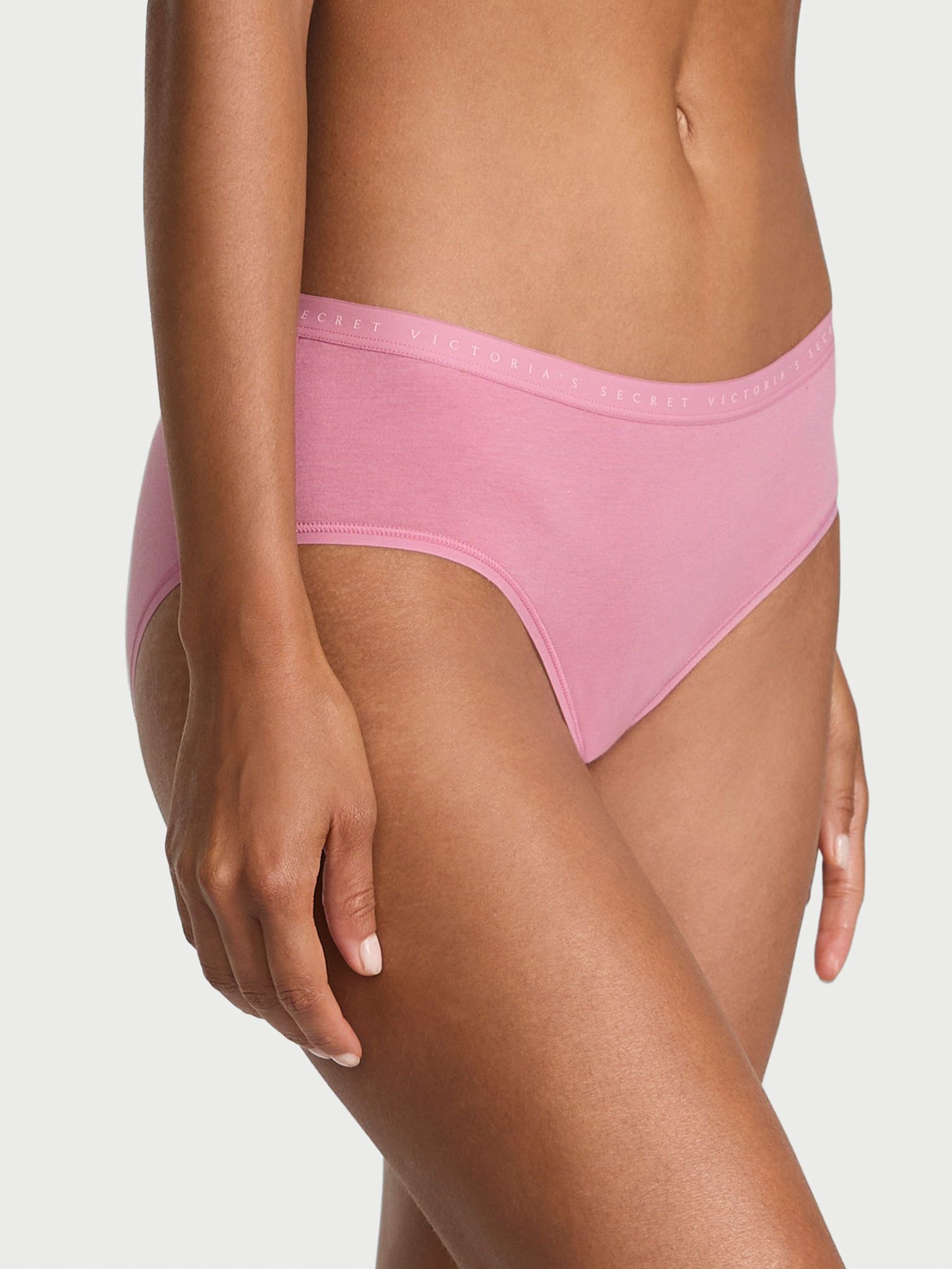 Chiloți de bumbac Hiphugger. Produsul este roz și provine din colecția Victoria's Secret.