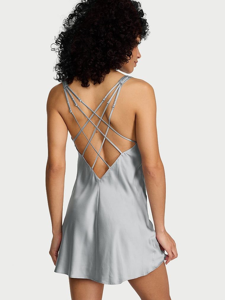 Cămașă de noapte din satin cu bretele lucioase Gradient Shine Strap Slip. Produsul este de culoare gri și provine din colecția Very Sexy.