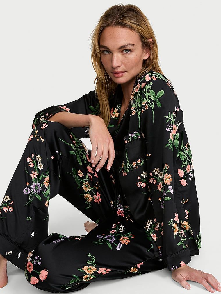 Pijamale din satin semnătură cu mâneci lungi. Produsul are un model floral și provine din colecția Victoria's Secret.