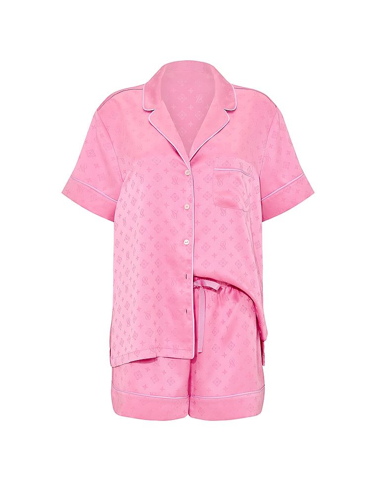 Pijamale de satin cu pantaloni scurți semnătură. Produsul este roz și provine din colecția Victoria's Secret.
