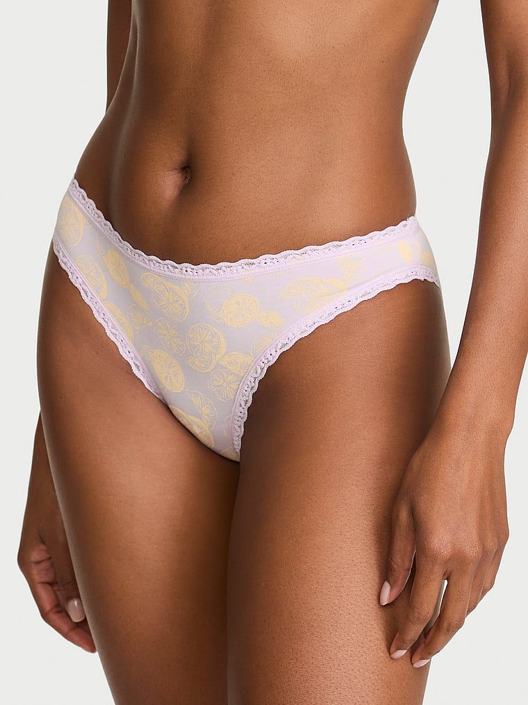 Chiloți din bumbac cu dantelă cu dantelă și baie de baie. Produsul este modelat și provine din colecția Lace Trim.