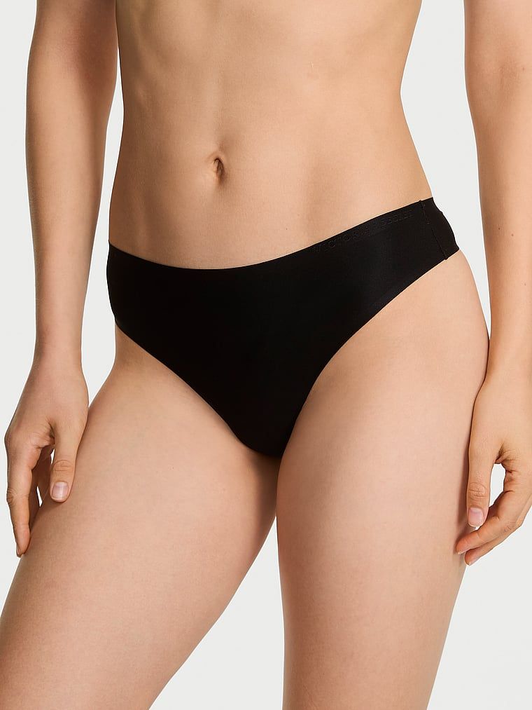 Tanga din microfibră flexibilă. Produsul este negru și provine din colecția Body by Victoria.