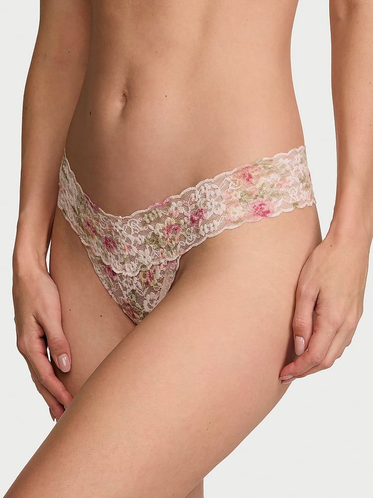 Tanga din dantelă. Produsul are un model floral și provine din colecția Lacie.