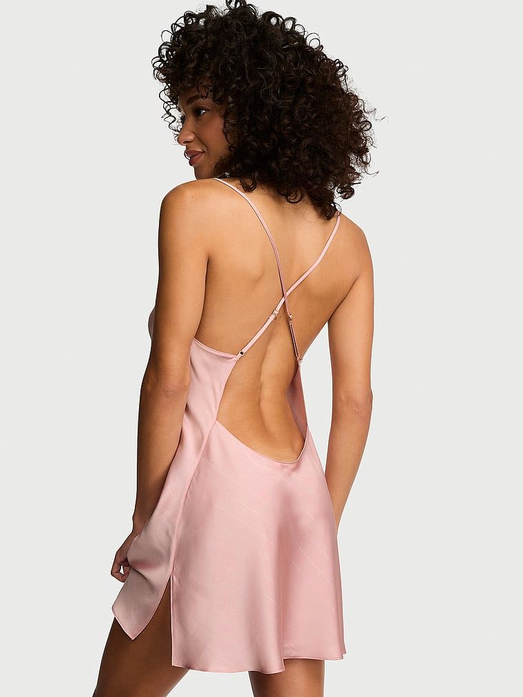Cămașă de noapte din satin cu bretele subțiri care dezvăluie spatele Open-Back Slip. Produsul este auriu și provine din colecția Victoria's Secret.