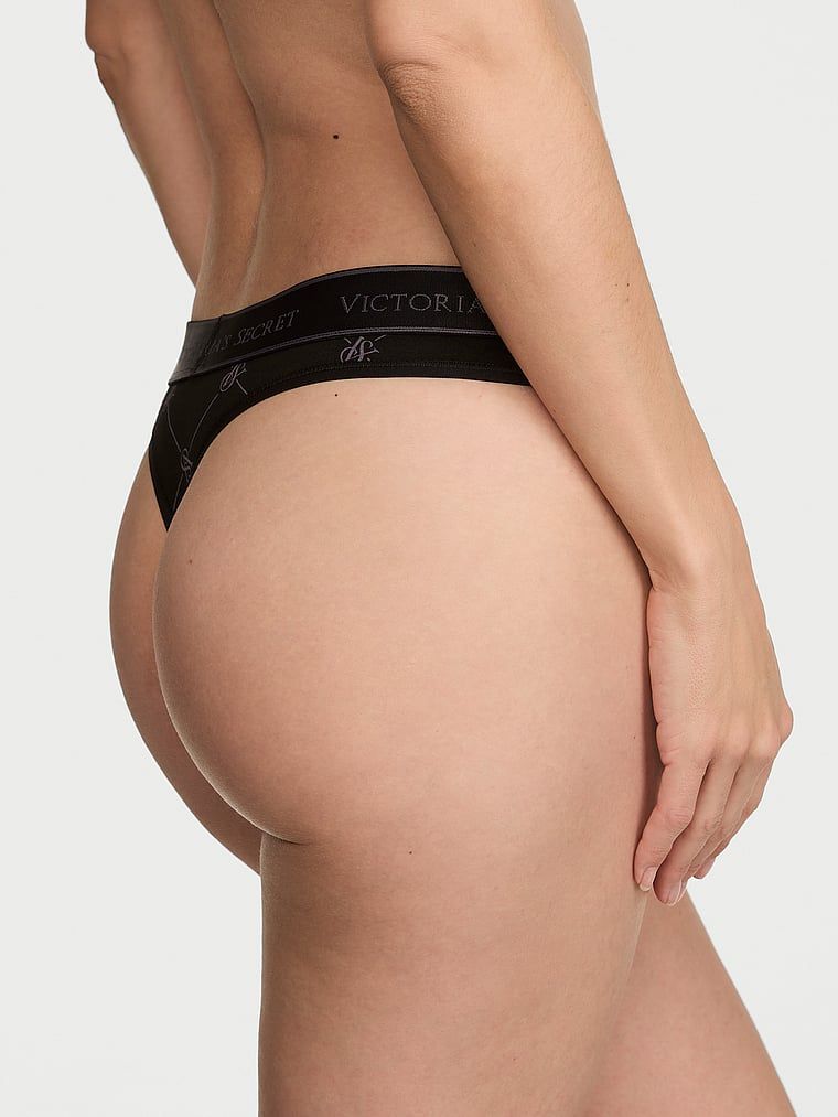 Tanga de bumbac cu logo la talie. Produsul este modelat și provine din colecția Bumbac.
