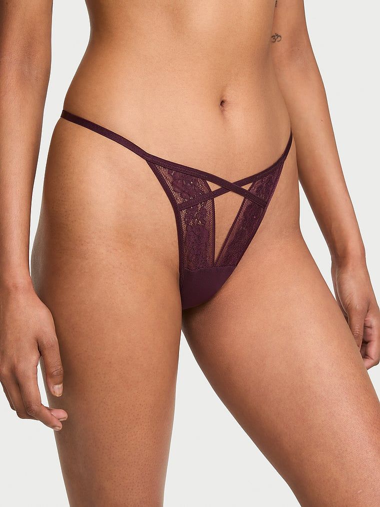 Tanga cu decupaj și dantelă cu bretele. Produsul este de culoare mov și provine din colecția Very Sexy.