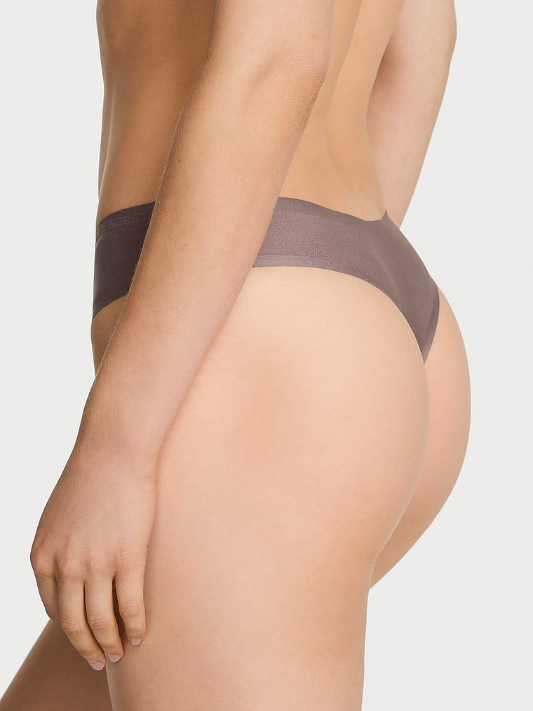 Tanga din microfibră flexibilă. Produsul este gri și provine din colecția Body by Victoria.