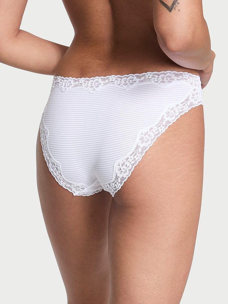 Chiloți din bumbac cu dungi cu dantelă pe marginile bikinilor. Produsul este alb și provine din colecția Lacie.