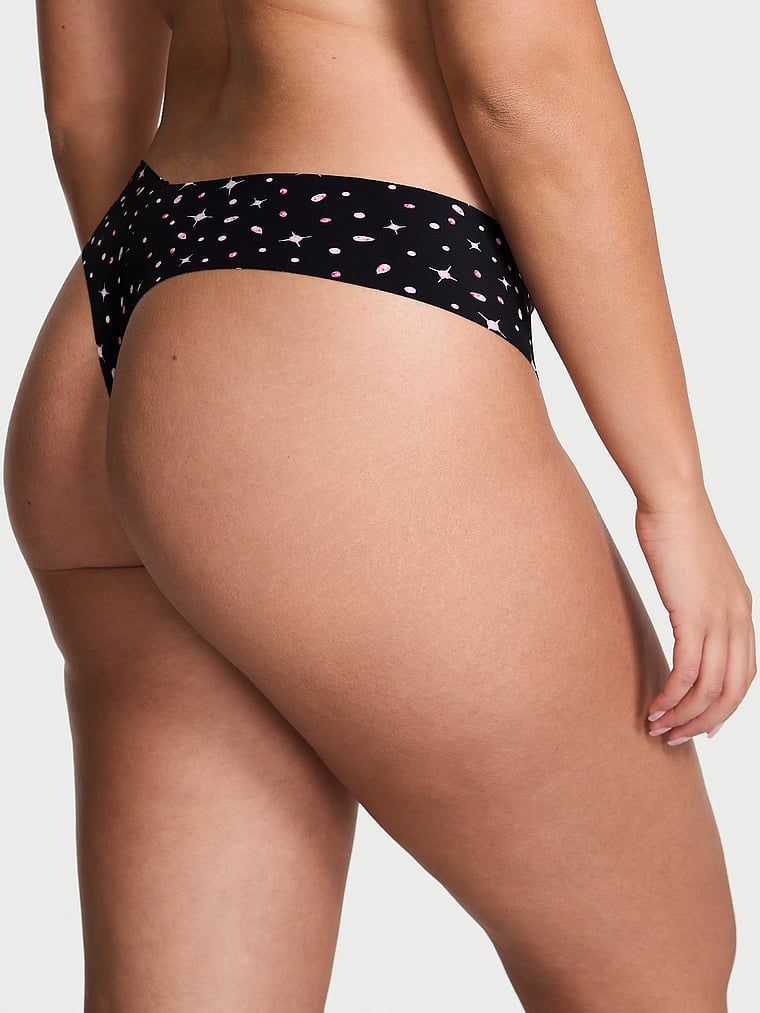 Tanga fără sudură fără prezentare. Produsul este modelat și provine din colecția No-Show.