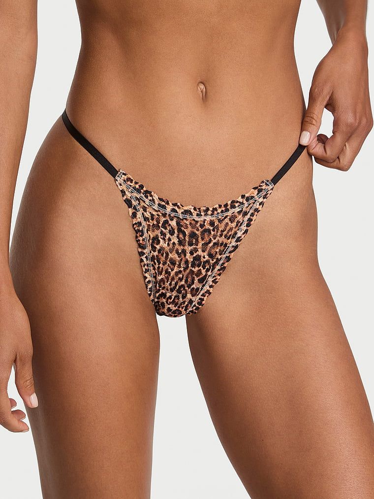 Tanga din dantelă cu flori. Produsul are un model cu motiv animal și provine din colecția Lacie.