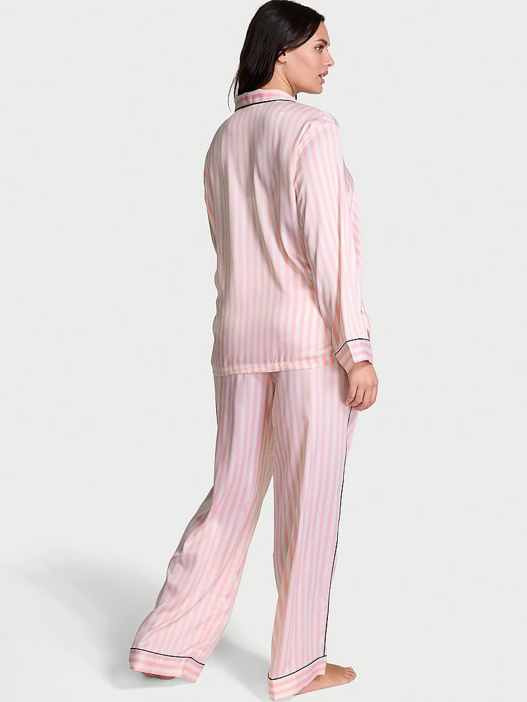 Pijamale lucioase din satin cu mâneci lungi, satin și mânecă lungă. Produsul este modelat și provine din colecția Victoria's Secret.