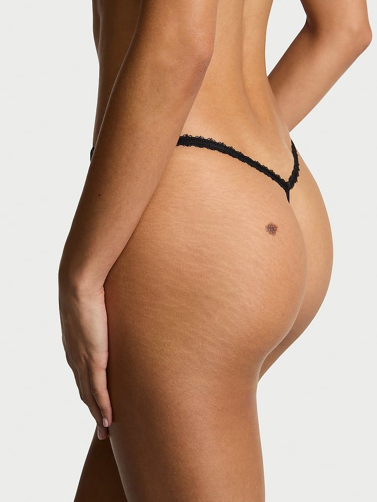 Tanga fără pas Tease Strappy Heart. Produsul este modelat și provine din colecția Very Sexy.