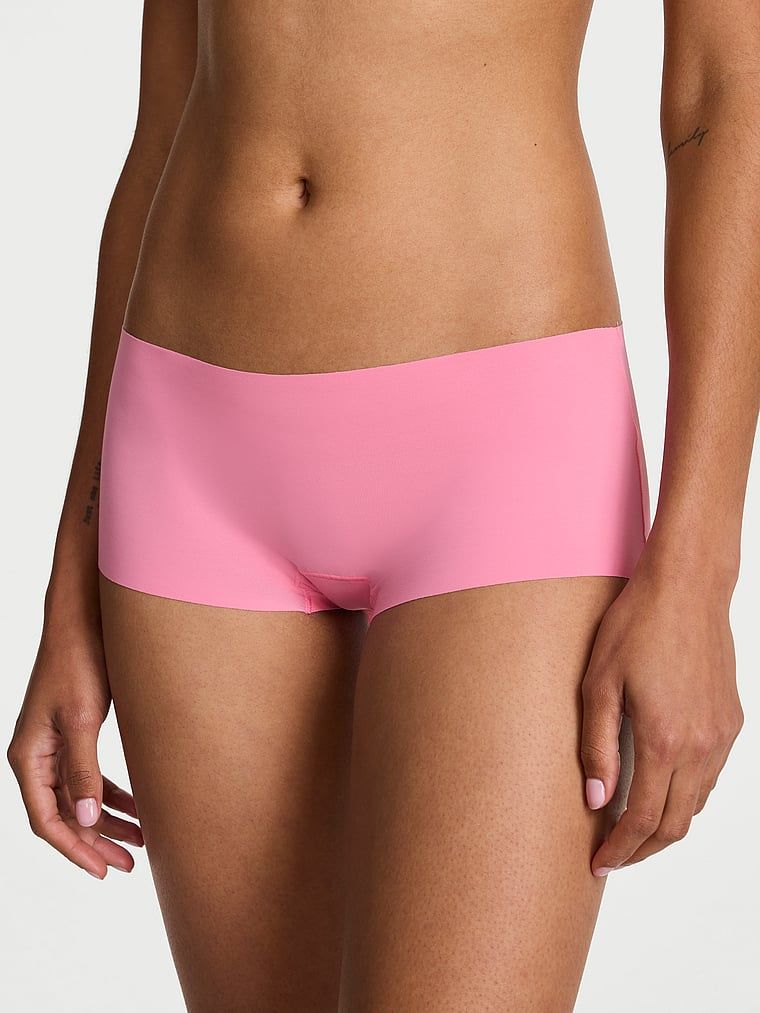 Pantaloni scurți fără cusură cu bretele la spate No-Show Strappy Boyshort. Produsul este roz și provine din colecția No-Show.
