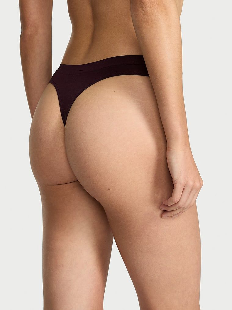 Tanga fără sudură. Produsul este de culoare violet și provine din colecția Seamless