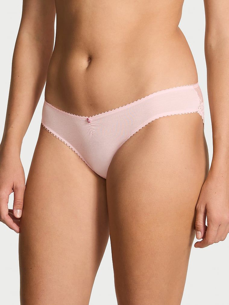 Chiloți din bumbac cu plasă la spatele bikiniului Heart Lace. Produsul este roz și provine din colecția Victoria's Secret.