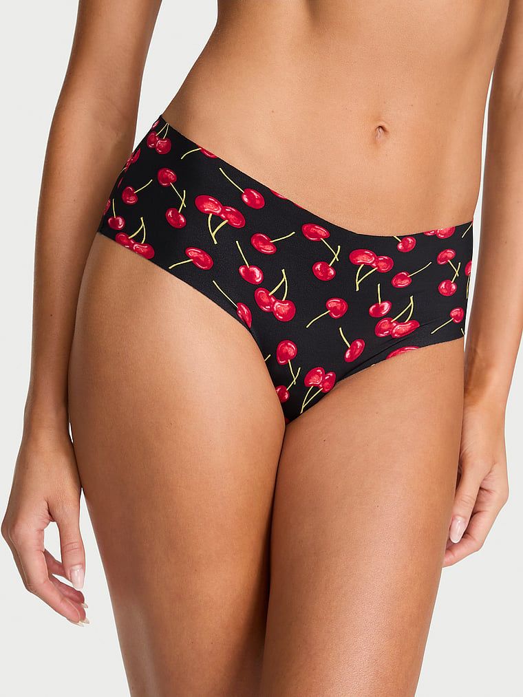 Chiloți fără cusură cu bretele la spatele modelului No-Show Strappy Cheeky. Produsul este modelat și provine din colecția No-Show.