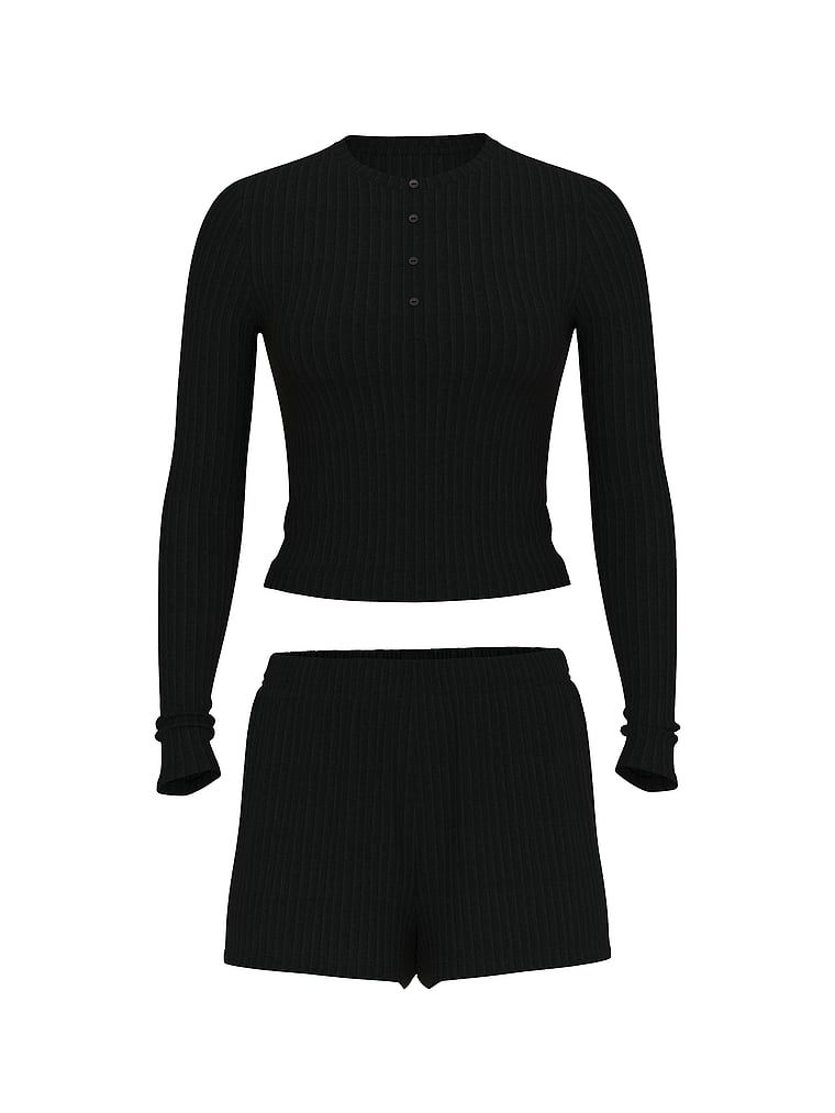 Set modal - Bluză și pantaloni scurți. Produsul este negru și provine din colecția Victoria's Secret.