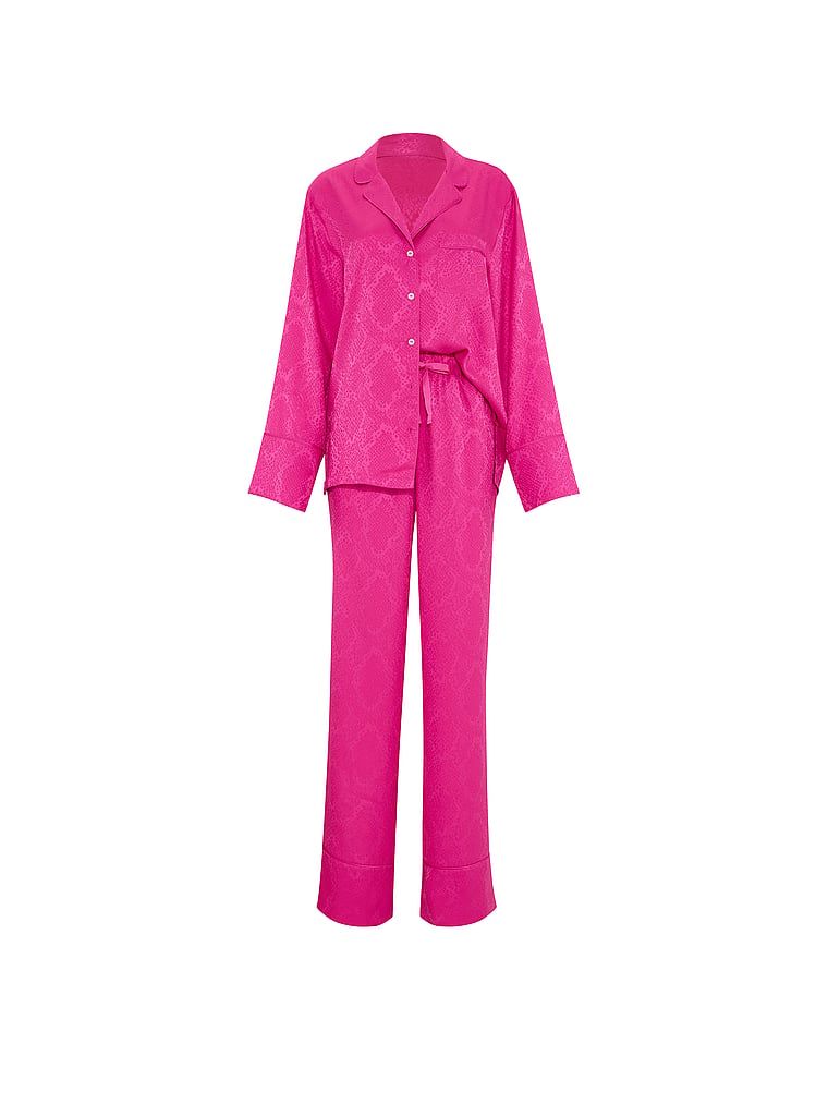 Pijamale semnătură din satin cu mâneci lungi. Produsul este roz și provine din colecția Victoria's Secret.