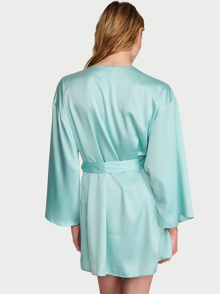 Halatul de satin scurt. Produsul este albastru și provine din colecția Victoria's Secret.
