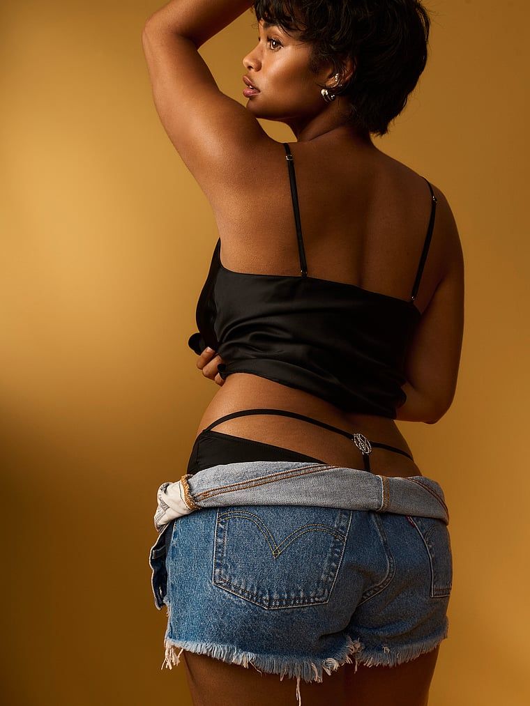 Chiloți obraznici și lucioși monogramați la spate. Produsul este negru și provine din colecția Very Sexy.