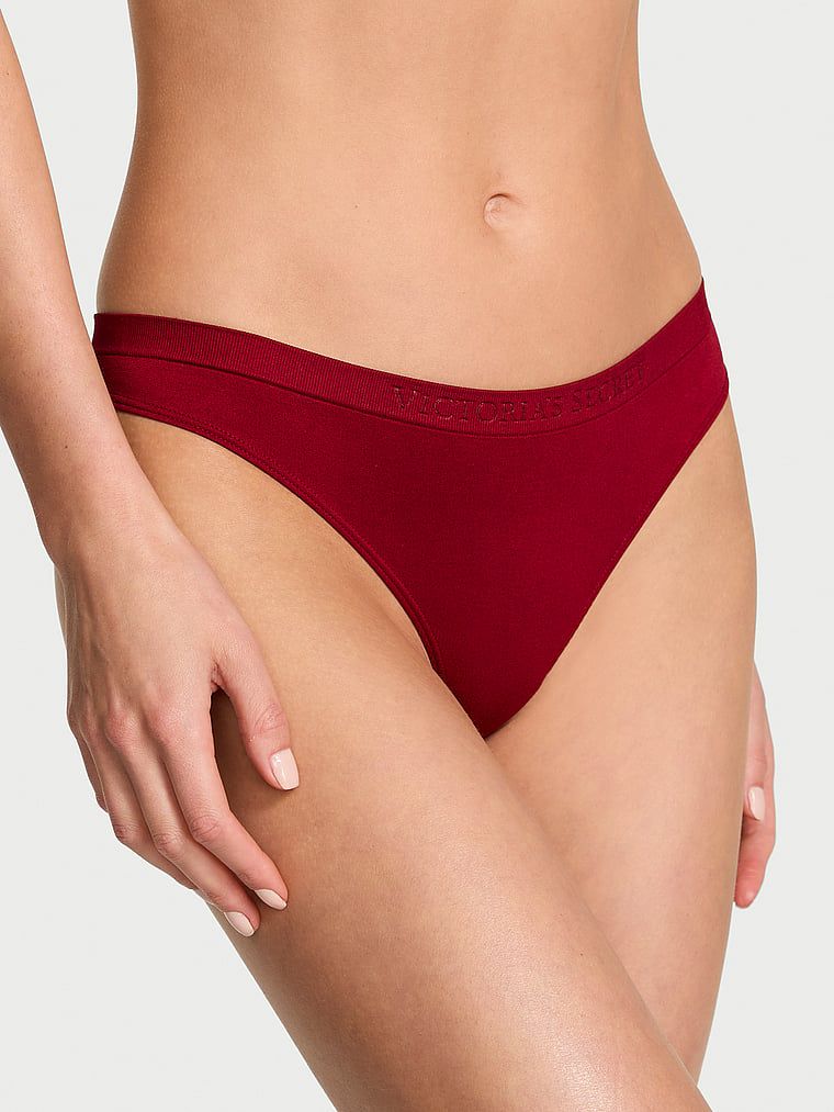 Tanga fără cusături Shine. Produsul este de culoare roșie și provine din colecția Seamless